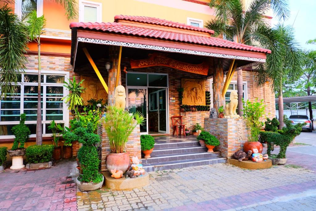 華富里的住宿－因特普雷斯暹屋酒店，一座棕榈树建筑