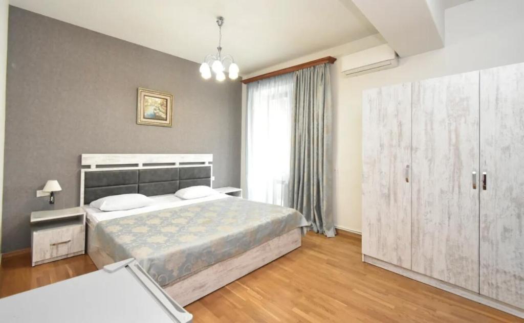 Кровать или кровати в номере Seasons Hotel