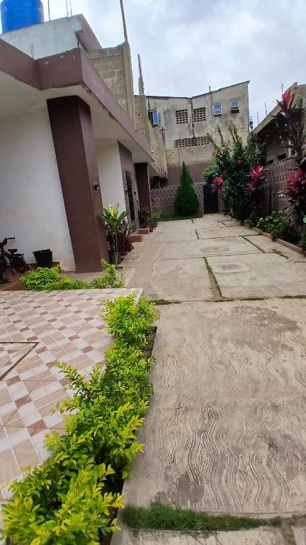 a house with some plants in front of it at Villa de 3 chambres avec jaccuzzi in Porto-Novo