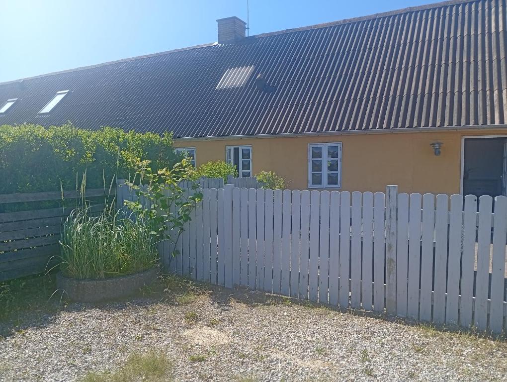 a wooden fence in front of a house at Vesterhavet in Nørre Vorupør