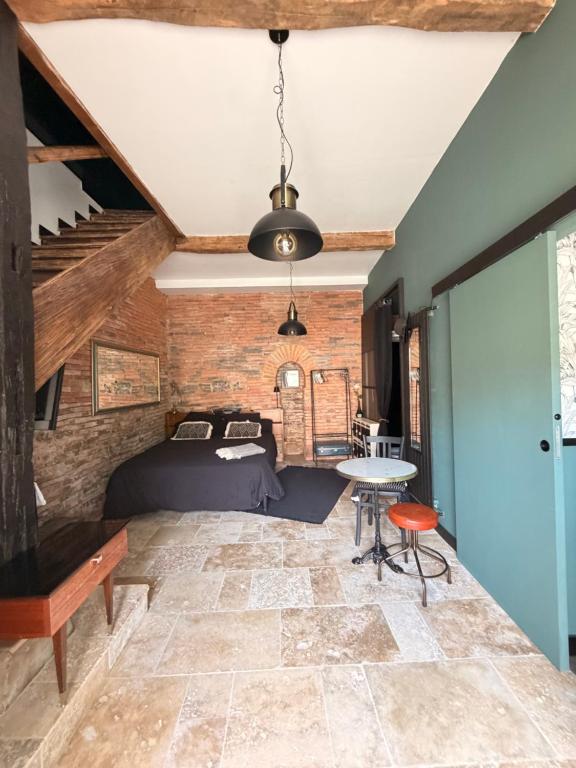 a bedroom with a bed and a table in a room at Independent charming studio in Gibel