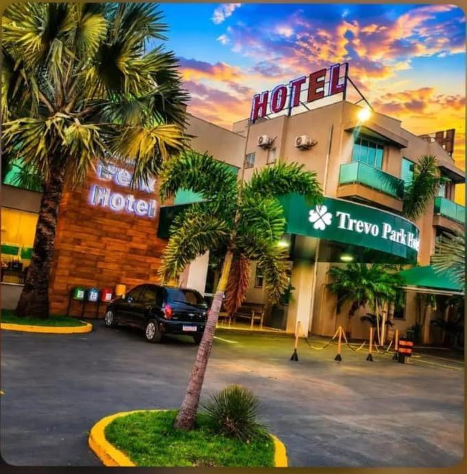 a hotel with a car parked in a parking lot at Trevo Park Hotel in Nova Alvorada do Sul