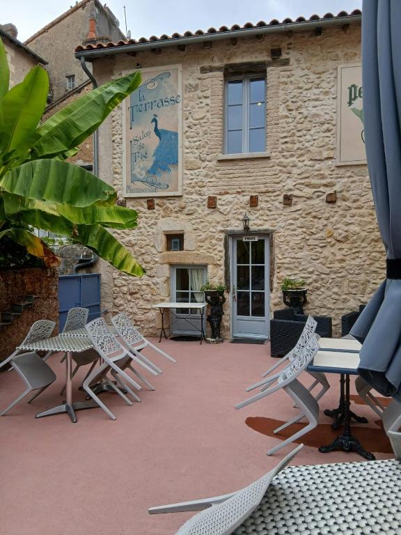 a group of chairs sitting outside of a building at La Terrasse Salon de The in Montmorillon