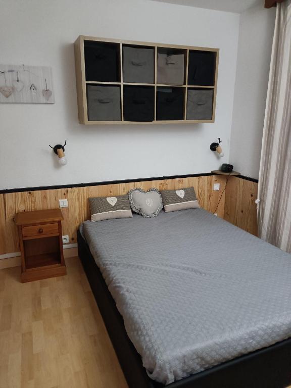 a bedroom with a bed in a room at Guzet Neige 1400 in Ustou
