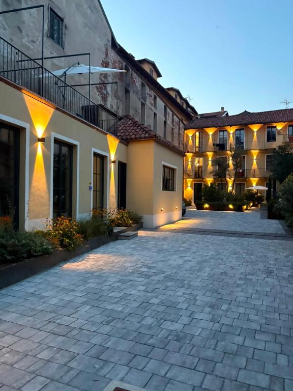 a courtyard of a building with a stone driveway at Residenza SOGNO in Biella