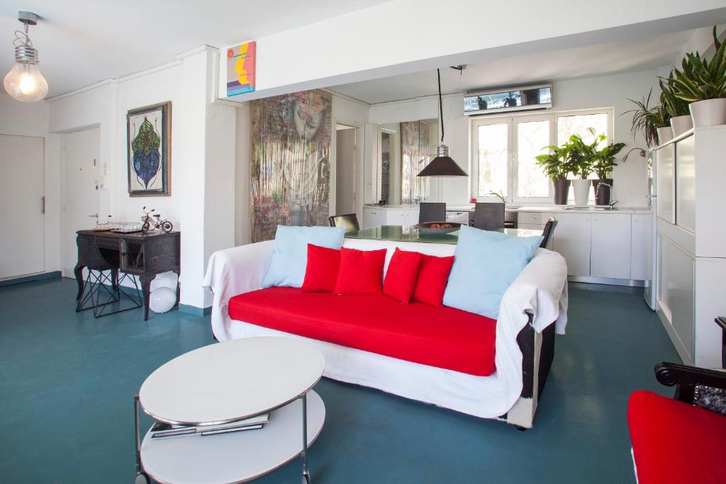 een woonkamer met een rode en witte bank bij Modern, fully equipped apt with private balcony - CT1 in Athene