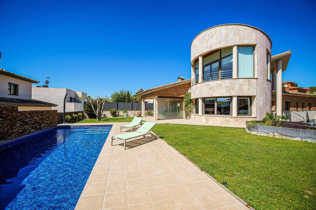 a house with a swimming pool in the yard at Casa La Vinya "Alto Standing" in Palamós