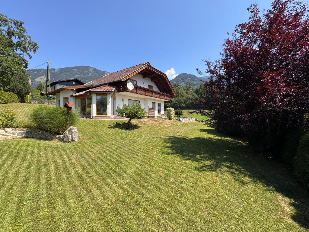 a house in a yard with a grass field at Haus Fine in Millstatt