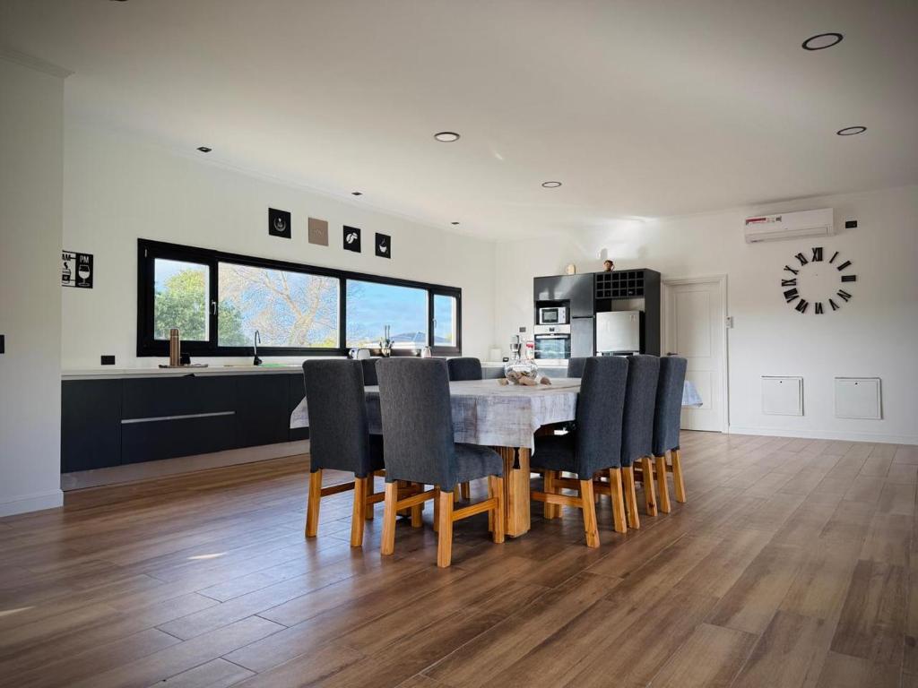 a kitchen and dining room with a table and chairs at North beach Pinamar in Pinamar