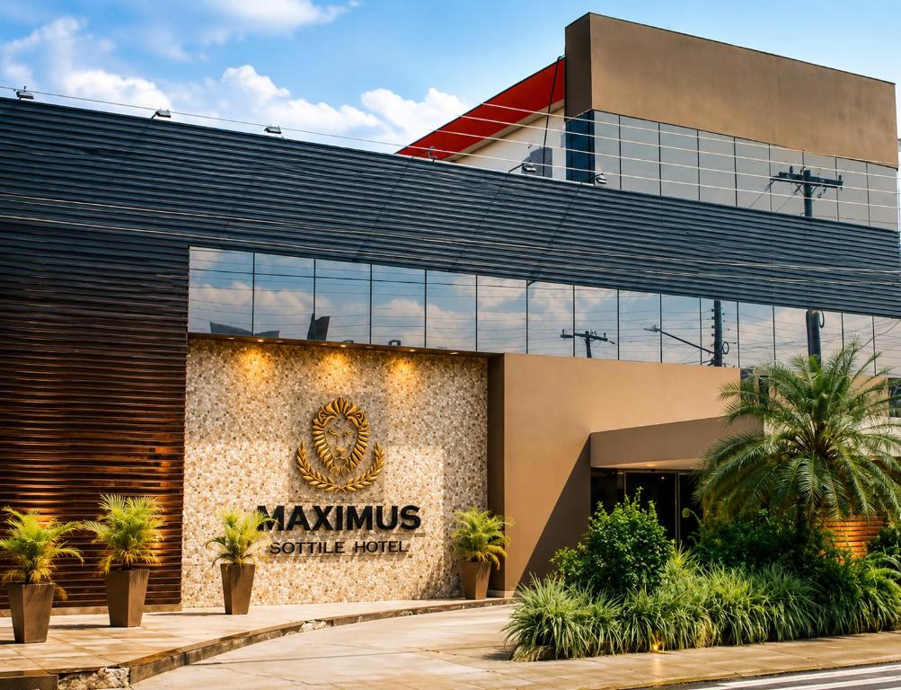 a building with a sign on the side of it at Maximus Sottile - by Easy Hotéis in Ji-Paraná