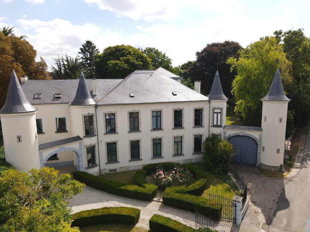 an aerial view of a large white house with turrets at Chateau entierement privatise in Hannut