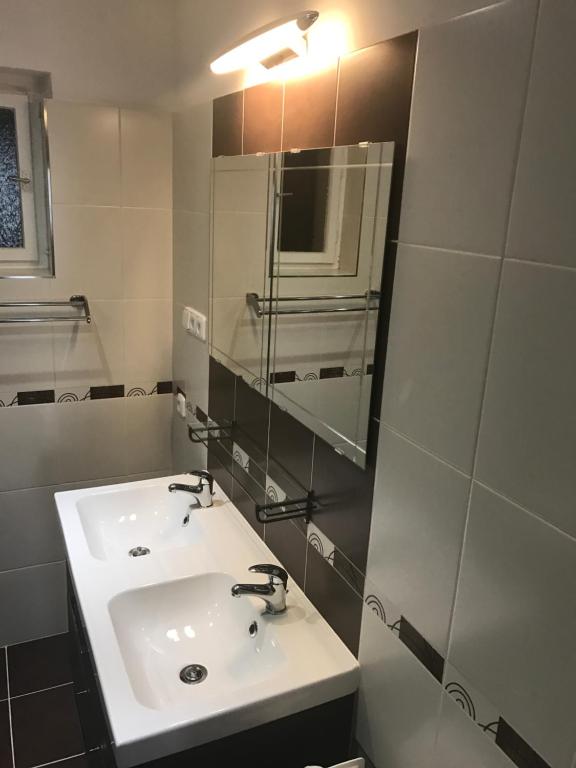 Łazienka w obiekcie Apartments & Restaurant Tkalcovsky dvur