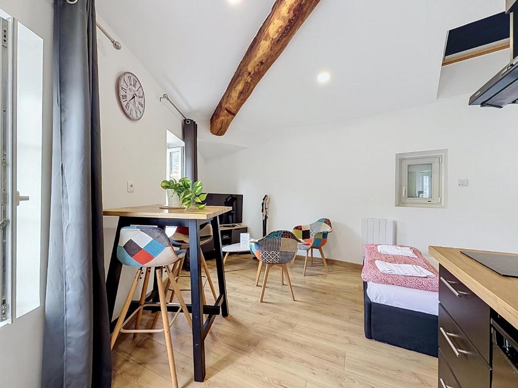a kitchen and living room with a table and chairs at Le Montgy - Studio tout confort à Royat National N1 in Royat