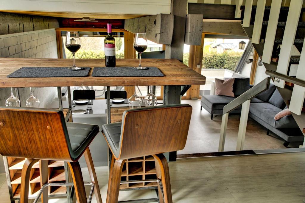 a room with a table with two glasses of wine at Chalet Alba in Lichtenberg