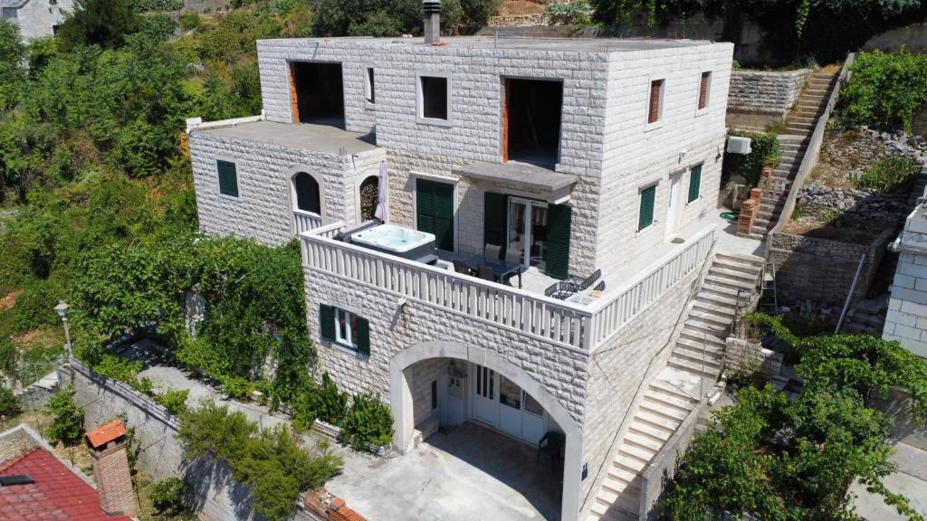 an aerial view of a house with an arch at Apartment Mladinić Muse in Pučišća