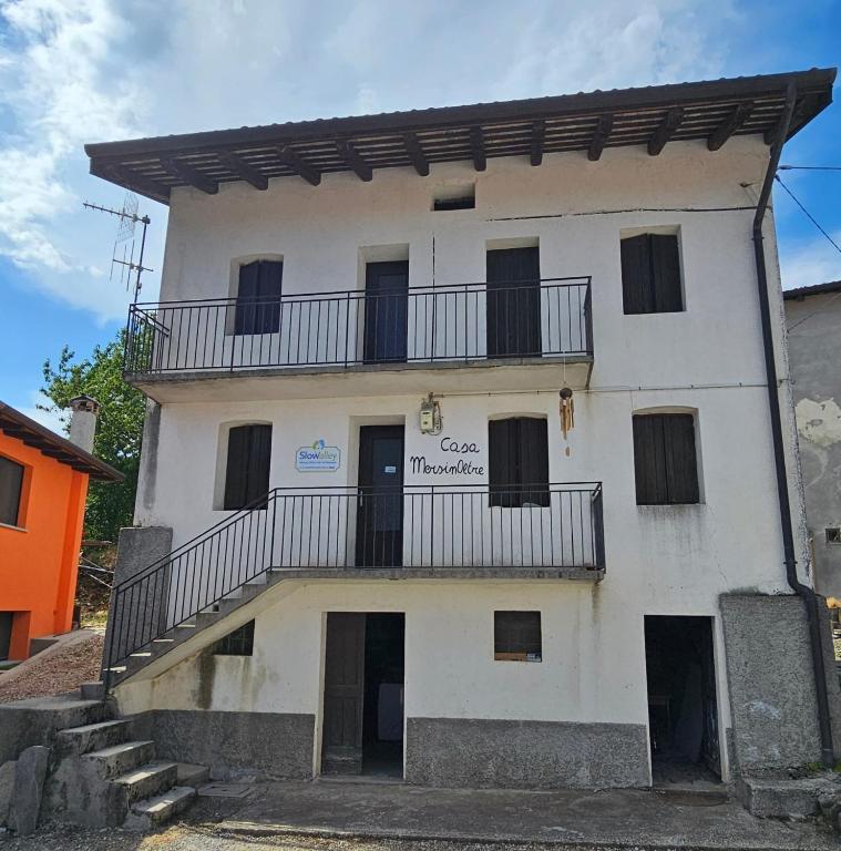 a white building with a balcony on top of it at Casa Mersino in Lindar