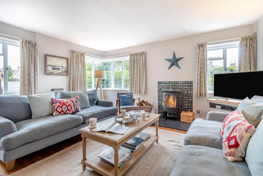 a living room with a couch and a table at 5 Bed in Walberswick oc-hlodg2 in Walberswick