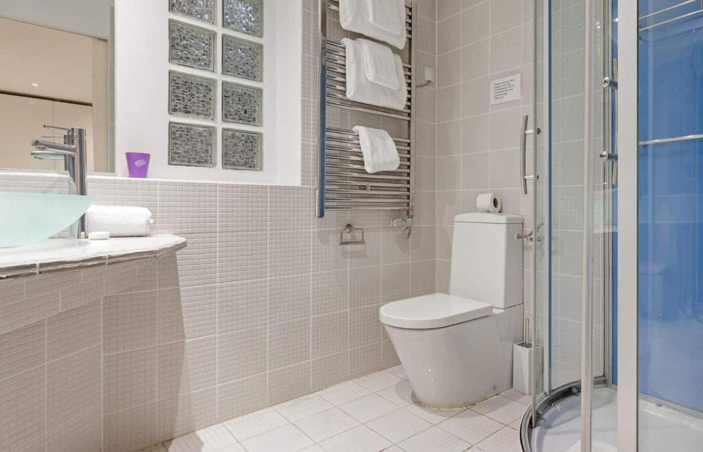 Modern 2BD Apartment 14 mins to the Eiffel Tower