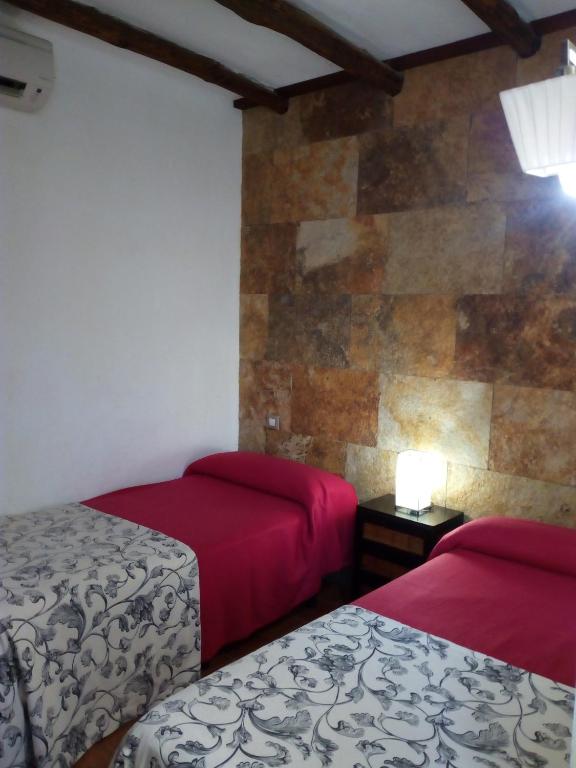 A bed or beds in a room at Casa Rural Hidalgo