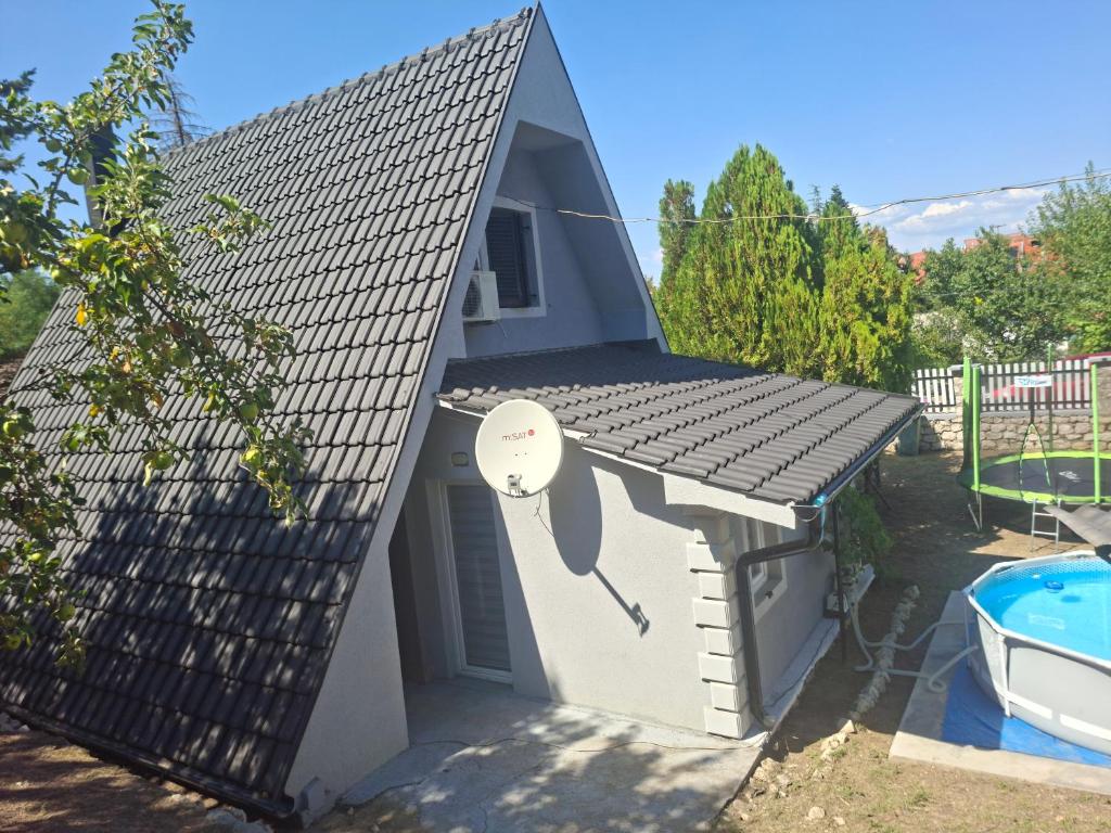 a small dog house with a dog door at Vikendica DUNAV in Golubac