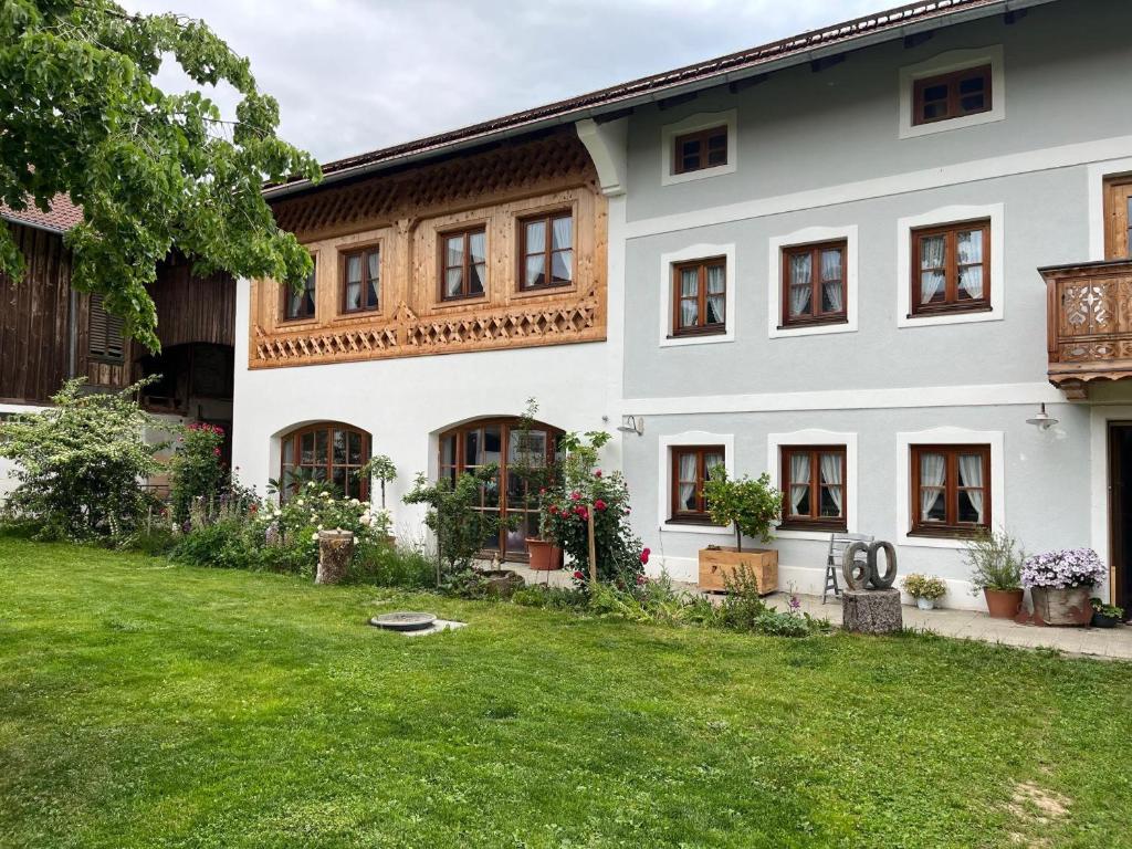 a house with a yard in front of it at Auf der Woad in Tittmoning
