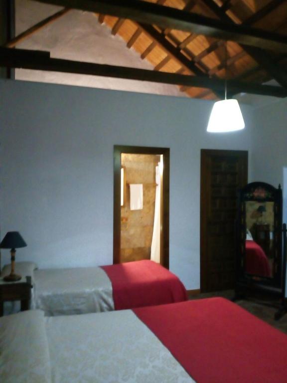 A bed or beds in a room at Casa Rural Hidalgo