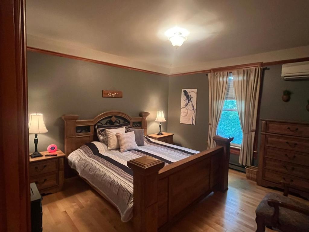 a bedroom with a large bed and a window at La Tournesol in Granby