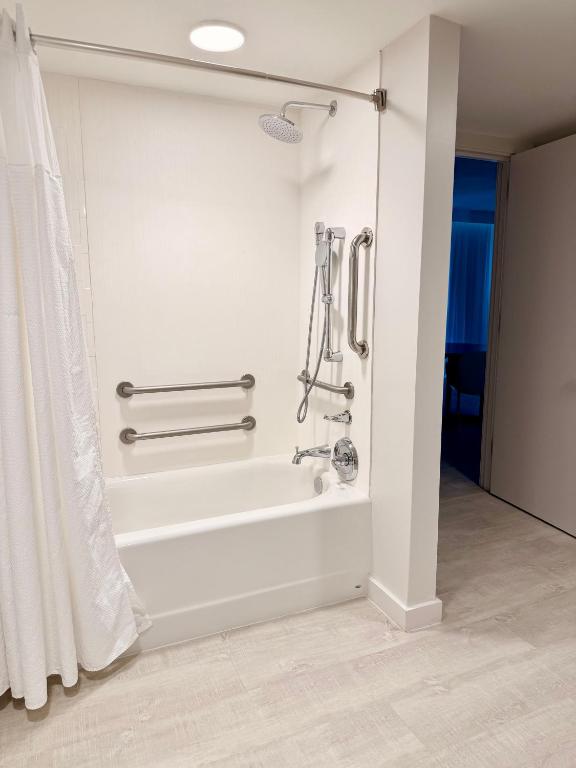 Daytona Grande Oceanfront Resort - 