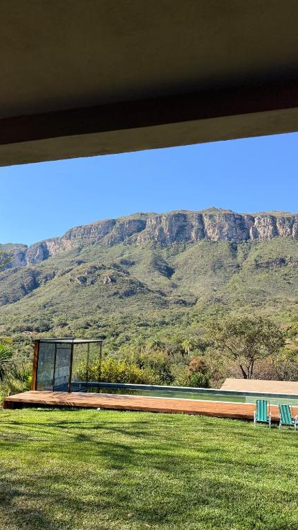 a house with a view of a mountain at Chale3 Rabodegalo in Santana do Riacho