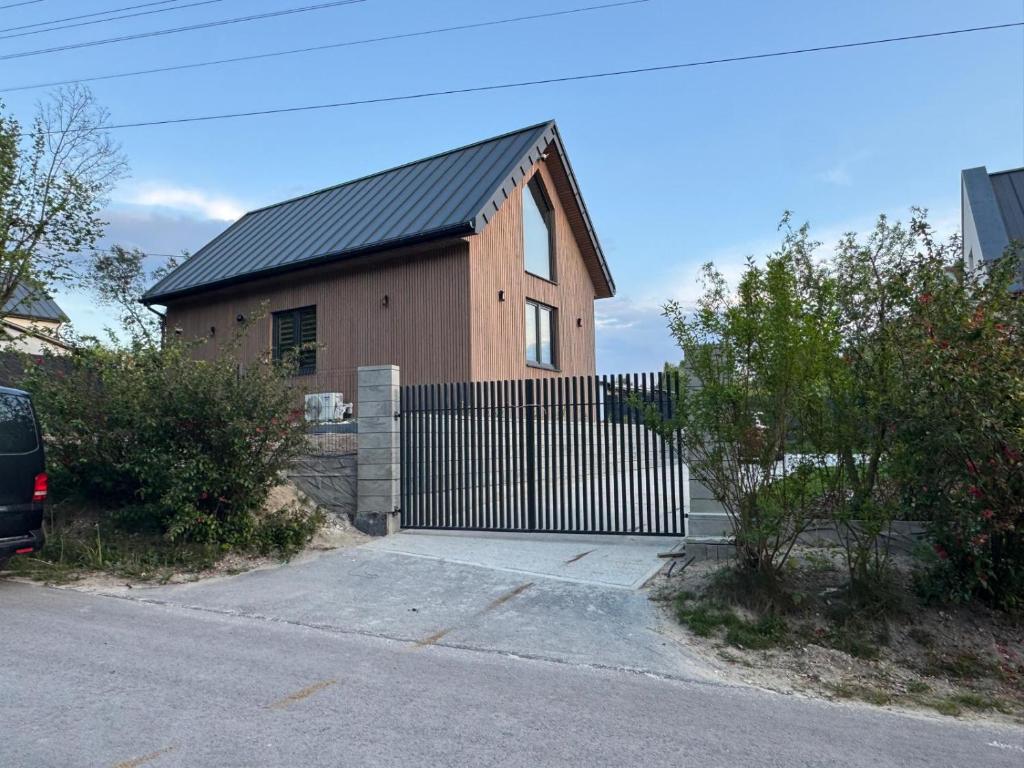 a house with a gate and a fence at Dom Okale in Kazimierz Dolny