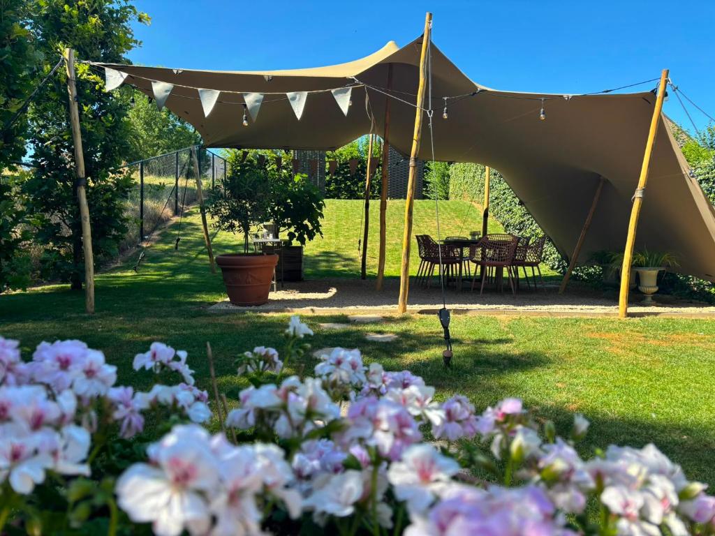 ein Zelt in einem Garten mit Blumen in der Unterkunft Vakantiewoning Bisonder in Bilzen