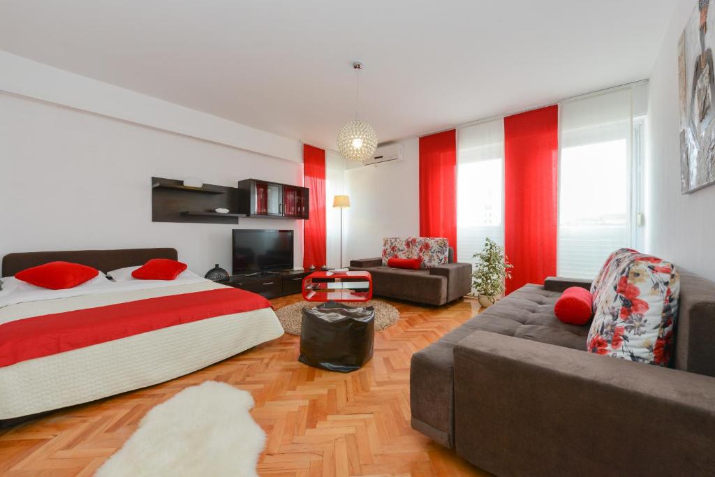 1 dormitorio con 1 cama grande y 1 sofá en Roman Forum Apartments, en Zadar