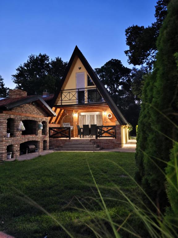 a house at night with the lights on at Vila Andreoni,na obali Dunava in Kovin