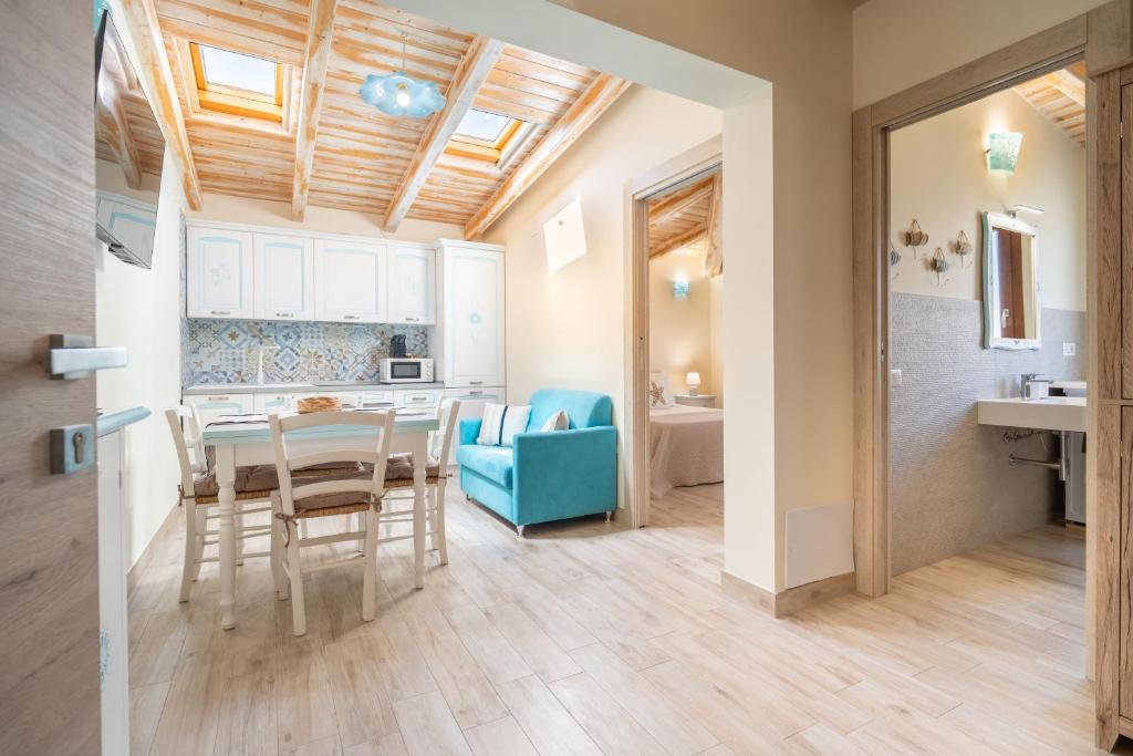a kitchen and dining room with a table and chairs at Su Chélu in Villasimius