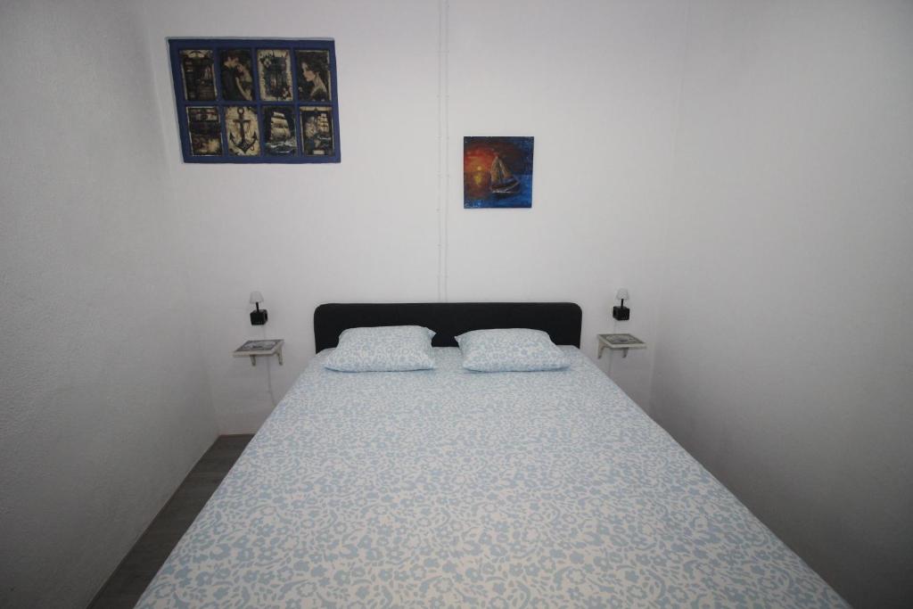 a bedroom with a bed with two pillows on it at Discoveries House Alenquer in Alenquer
