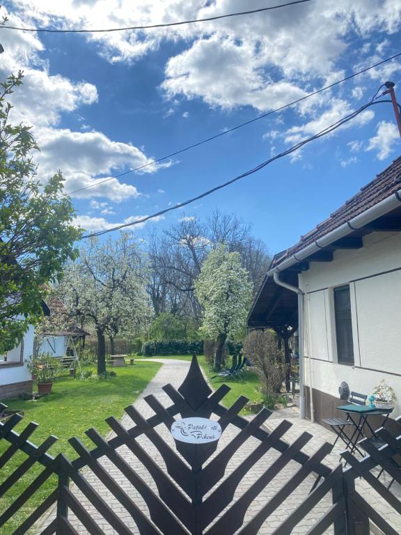 a fence in the yard of a house at Patakparti Pihenő in Cserépfalu