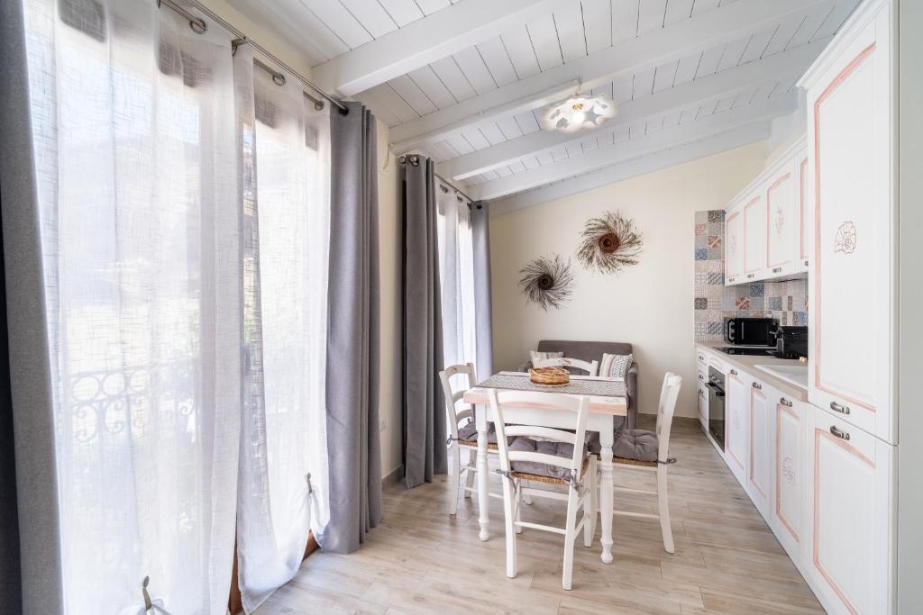 a kitchen and dining room with a table and chairs at Su Mari in Villasimius