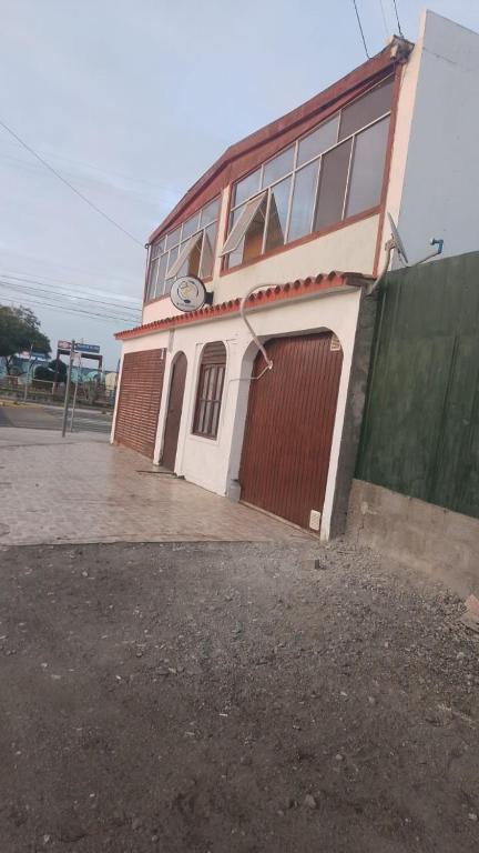 a building with a clock on the side of it at Hostal Mejillones in Mejillones