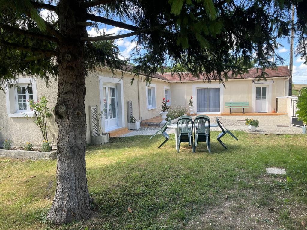 a table and chairs in the yard of a house at Anny & Bernard in Trucy-sur-Yonne