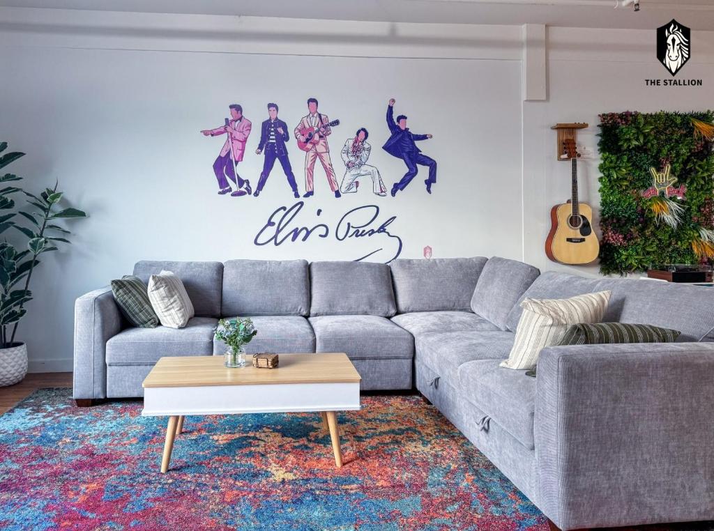 a living room with a couch and a wall with a painting at The Stallion in Memphis