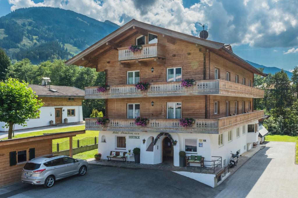 ein Haus mit einem davor geparkt in der Unterkunft Hotel-Pension Heike in Kitzbühel