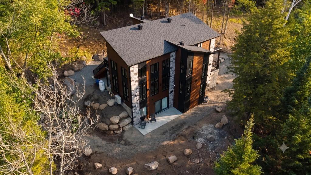 an aerial view of a small house in the woods at Alta Vita Ste-Adèle Modern, Forest, Spa and Sauna in Sainte-Adèle