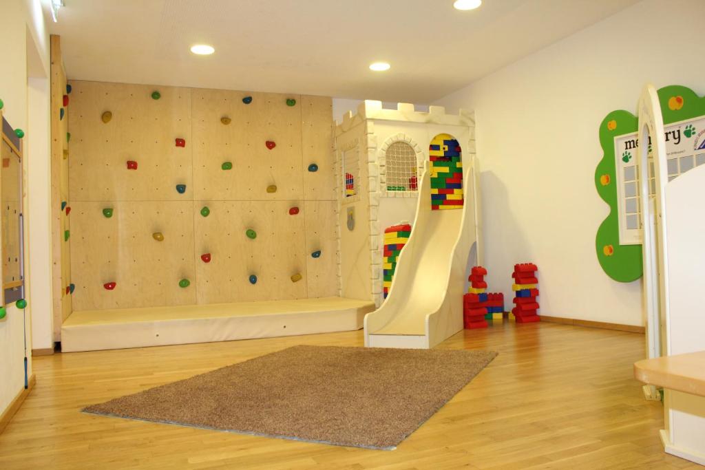 Dětský klub v ubytování Hotel Sonnenburg