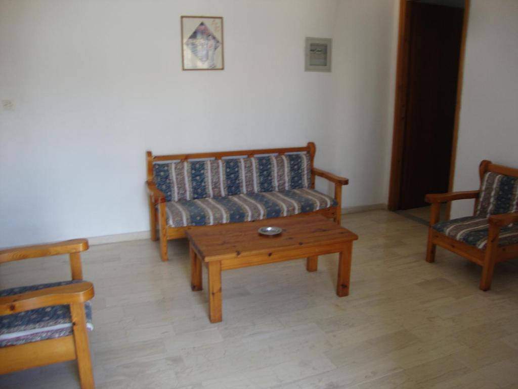 A seating area at Alex Apartments