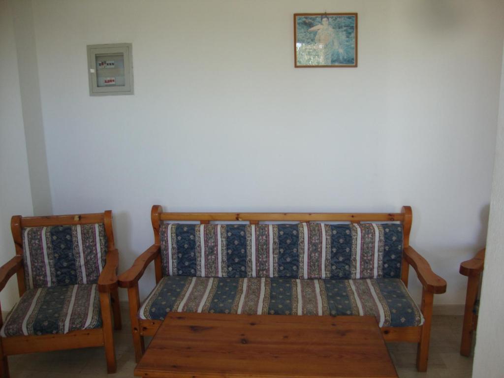 A seating area at Alex Apartments