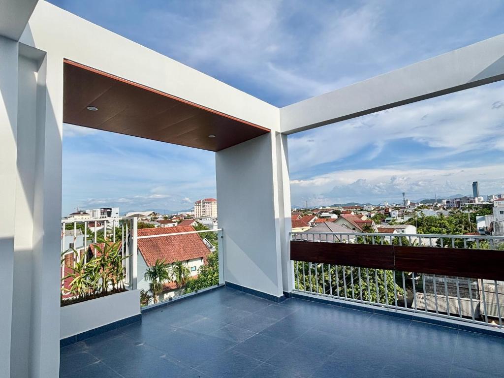 a balcony with a view of a city at CoGiang Homestay in Thôn Lại Thê