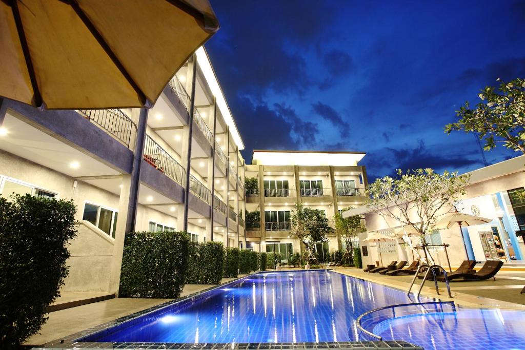 Bazén v ubytování The Malika Hotel - SHA Extra Plus nebo v jeho okolí
