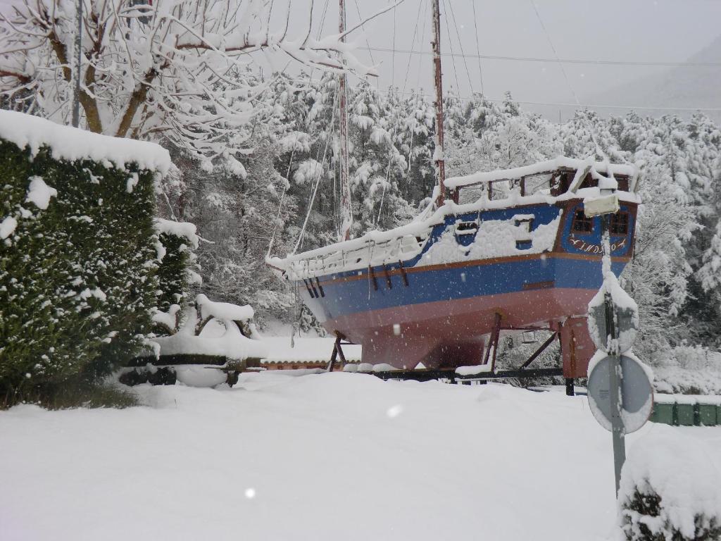 Una barca è seduta nella neve di Camping L'Espelt a La Pobla de Lillet
