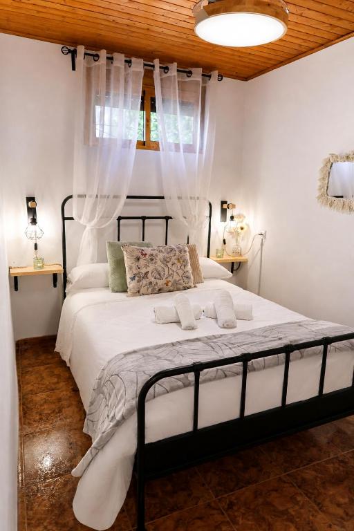 a bedroom with a large white bed with curtains at Cazorla Centro|Cómodo apartamento de 2 dormitorios in Cazorla