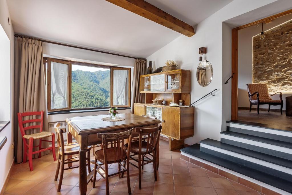 a kitchen and dining room with a table and chairs at Come Una Volta Apricale antica dimora ligure - Parcheggio a pochi metri in Apricale